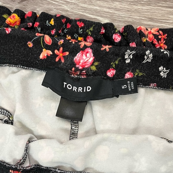 TORRID black elastic waist jersey knit floral pullon shorts, size 5 (5X). - Picture 4 of 7
